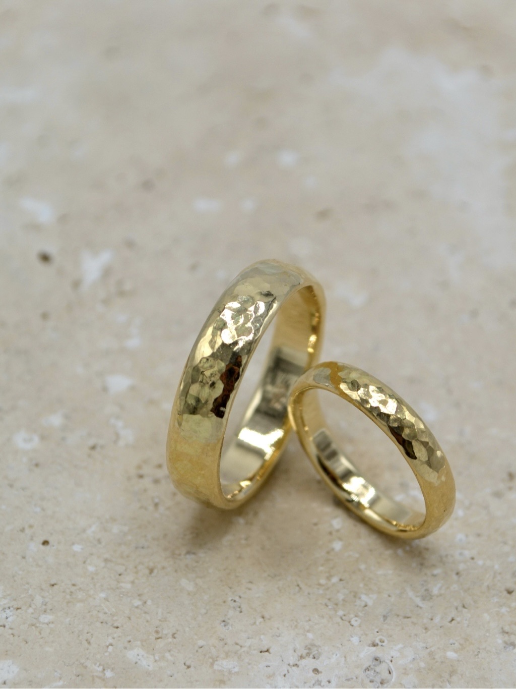 Zwei gehämmerte Trauringe aus Gelbgold